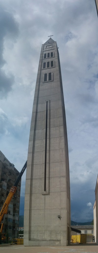 Torre cristiana "yo la tengo más grande"